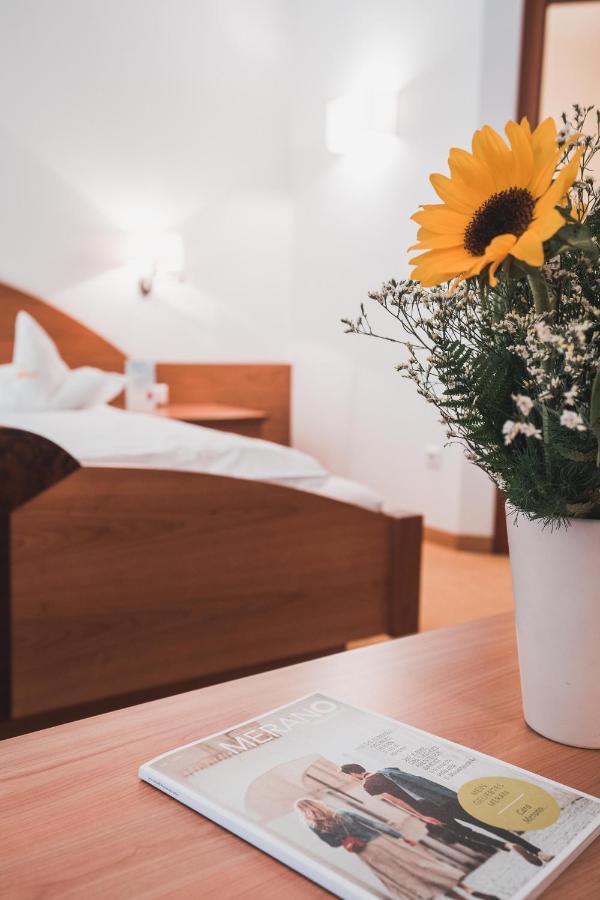 Hotel Am Sonneck Lagundo Bagian luar foto