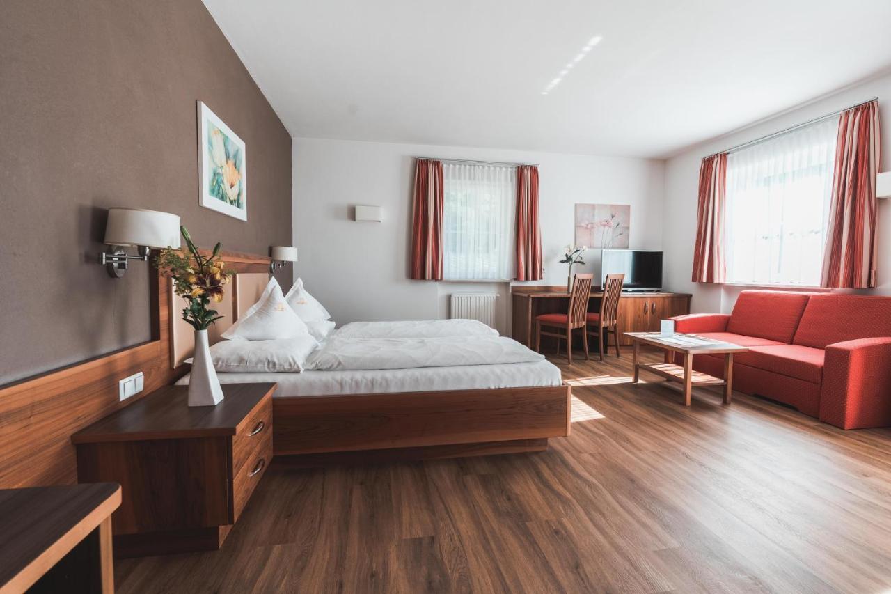 Hotel Am Sonneck Lagundo Bagian luar foto