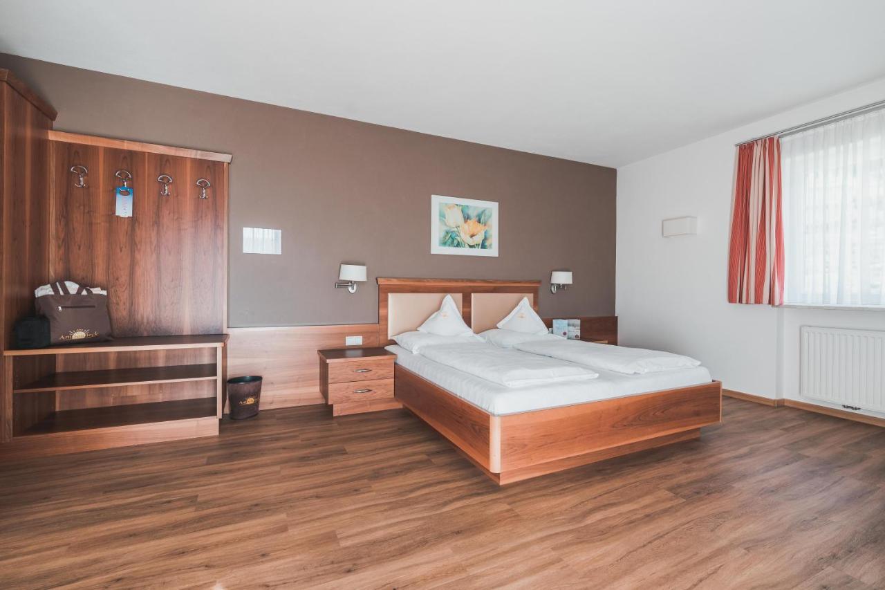 Hotel Am Sonneck Lagundo Bagian luar foto