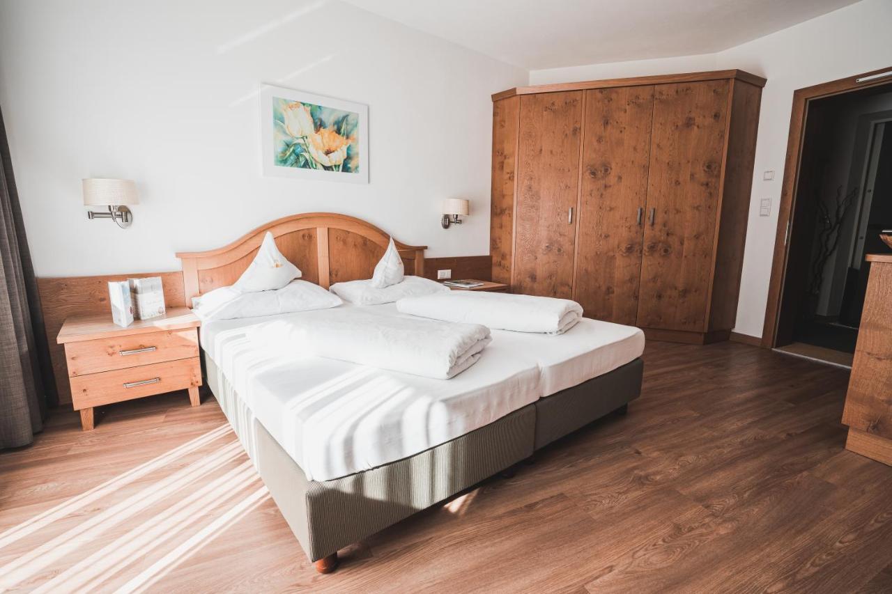 Hotel Am Sonneck Lagundo Bagian luar foto
