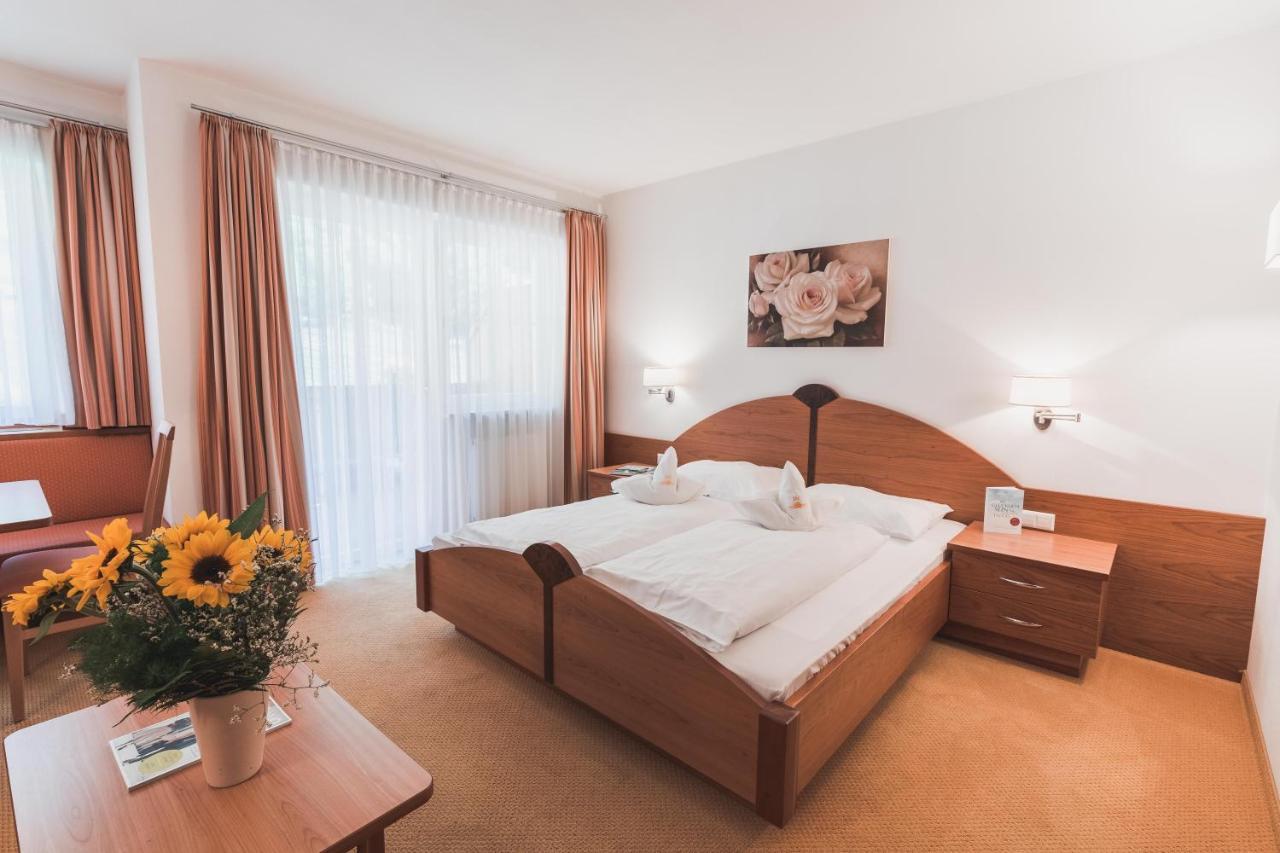 Hotel Am Sonneck Lagundo Bagian luar foto