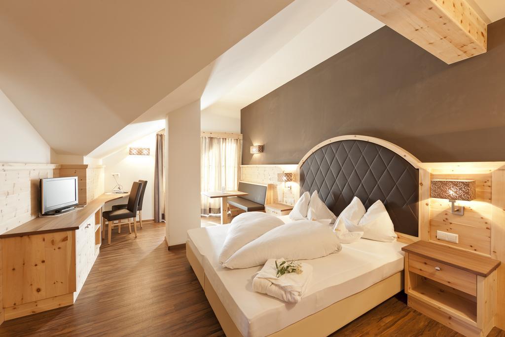 Hotel Am Sonneck Lagundo Bagian luar foto