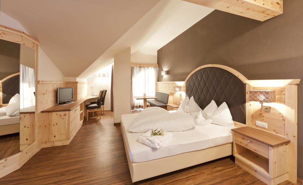 Hotel Am Sonneck Lagundo Bagian luar foto