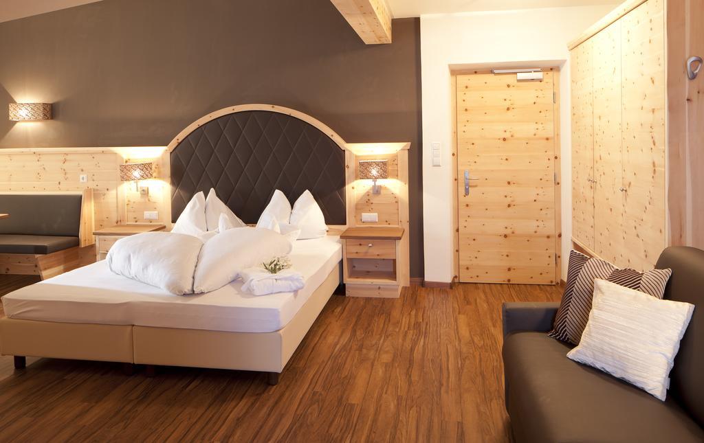 Hotel Am Sonneck Lagundo Bagian luar foto