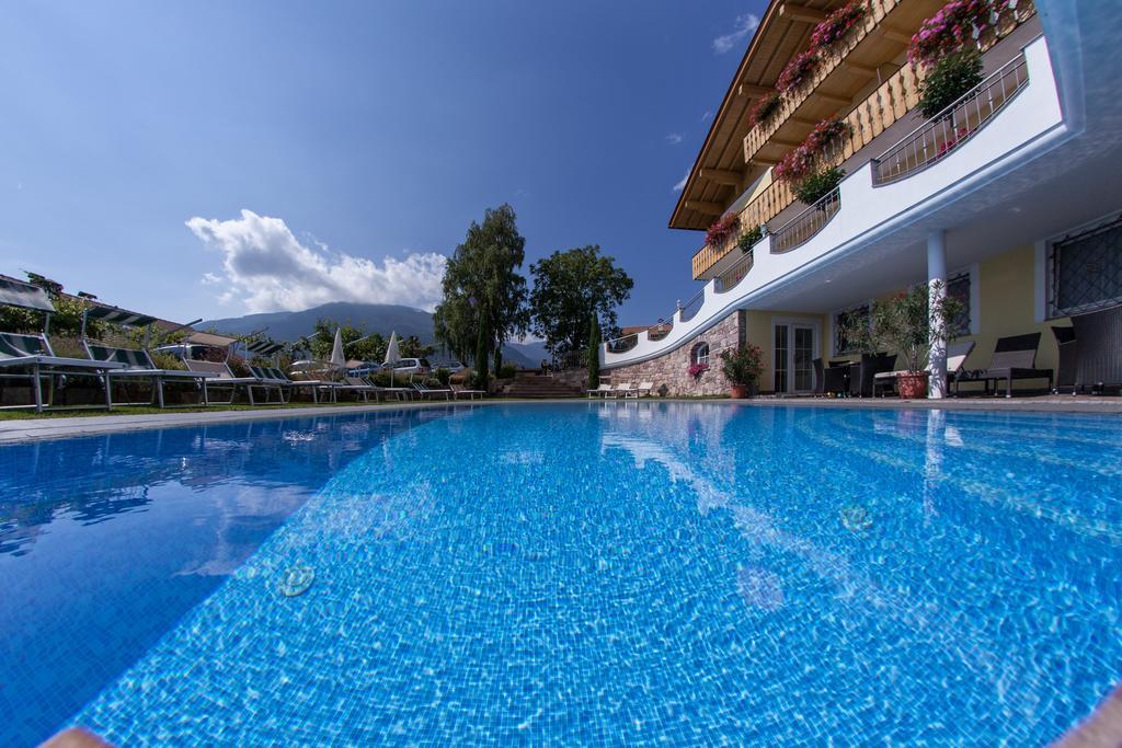 Hotel Am Sonneck Lagundo Bagian luar foto